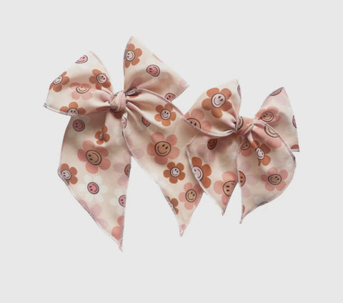 Muted Smile Daisy Bow